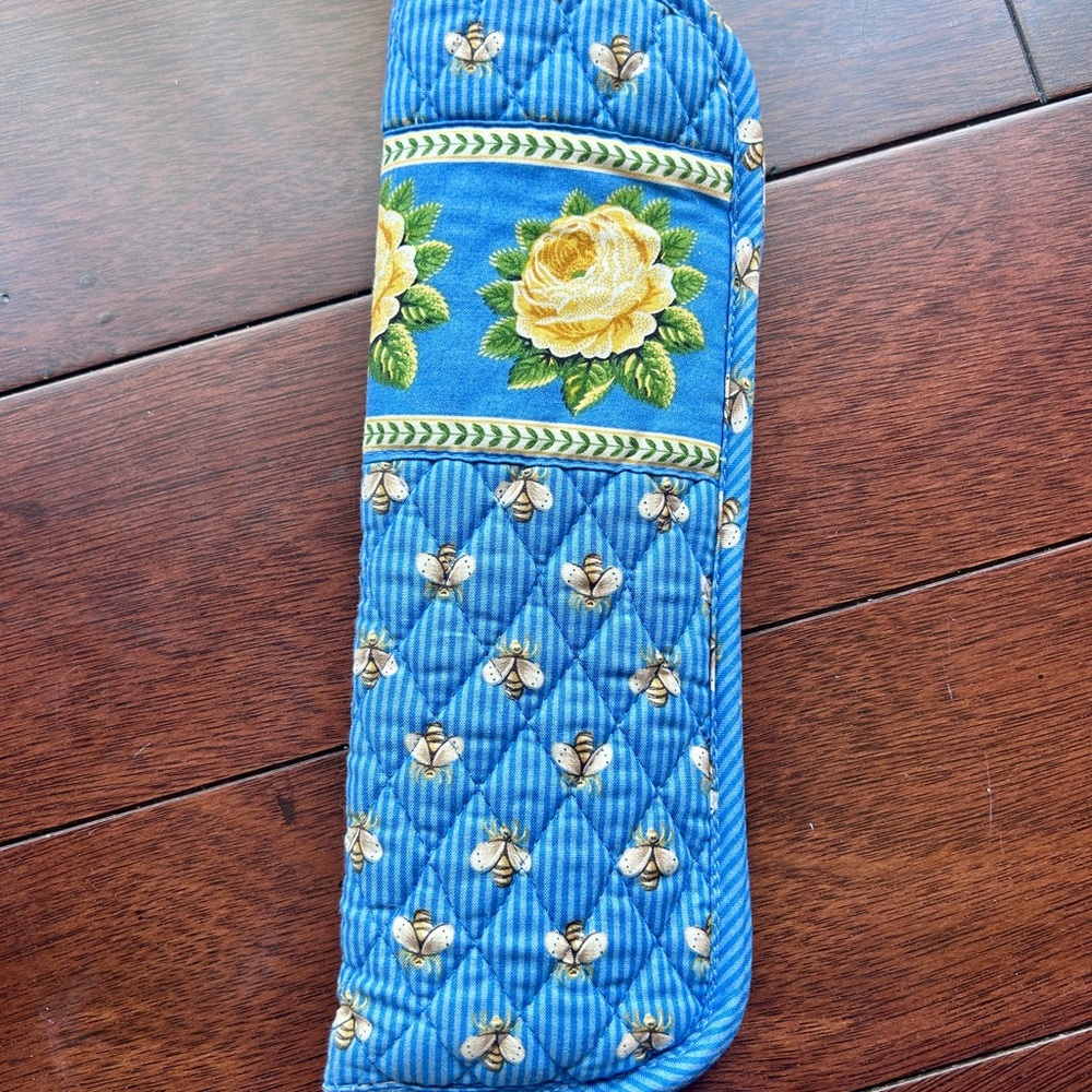 Vera Bradley Blue Quilted Eye case in Bee Garden